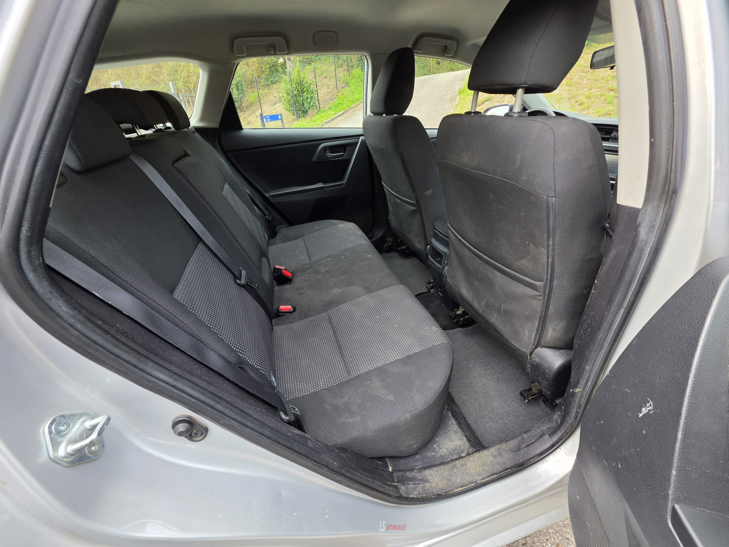 
								TOYOTA AURIS full									