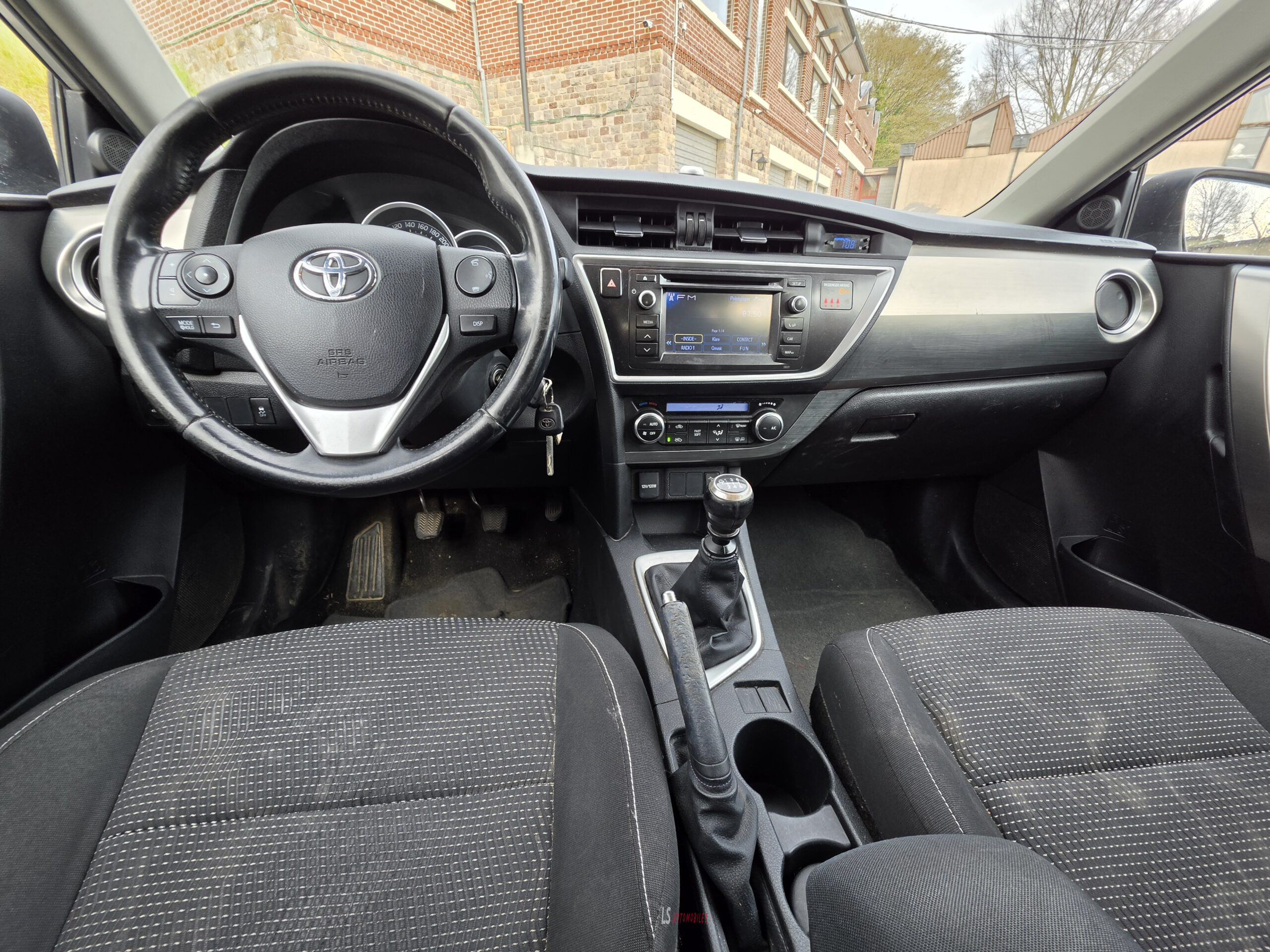 
								TOYOTA AURIS full									