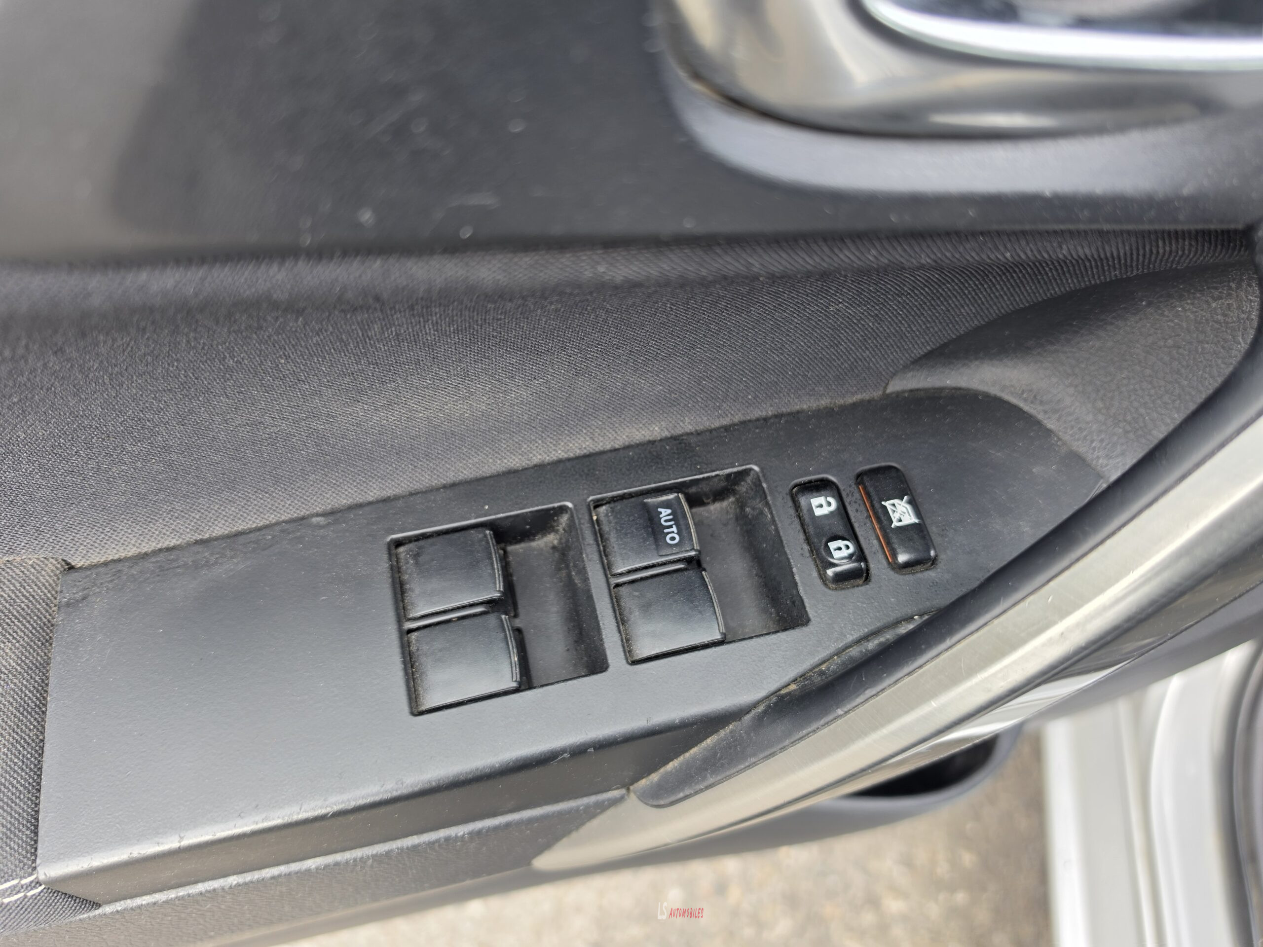 
								TOYOTA AURIS full									
