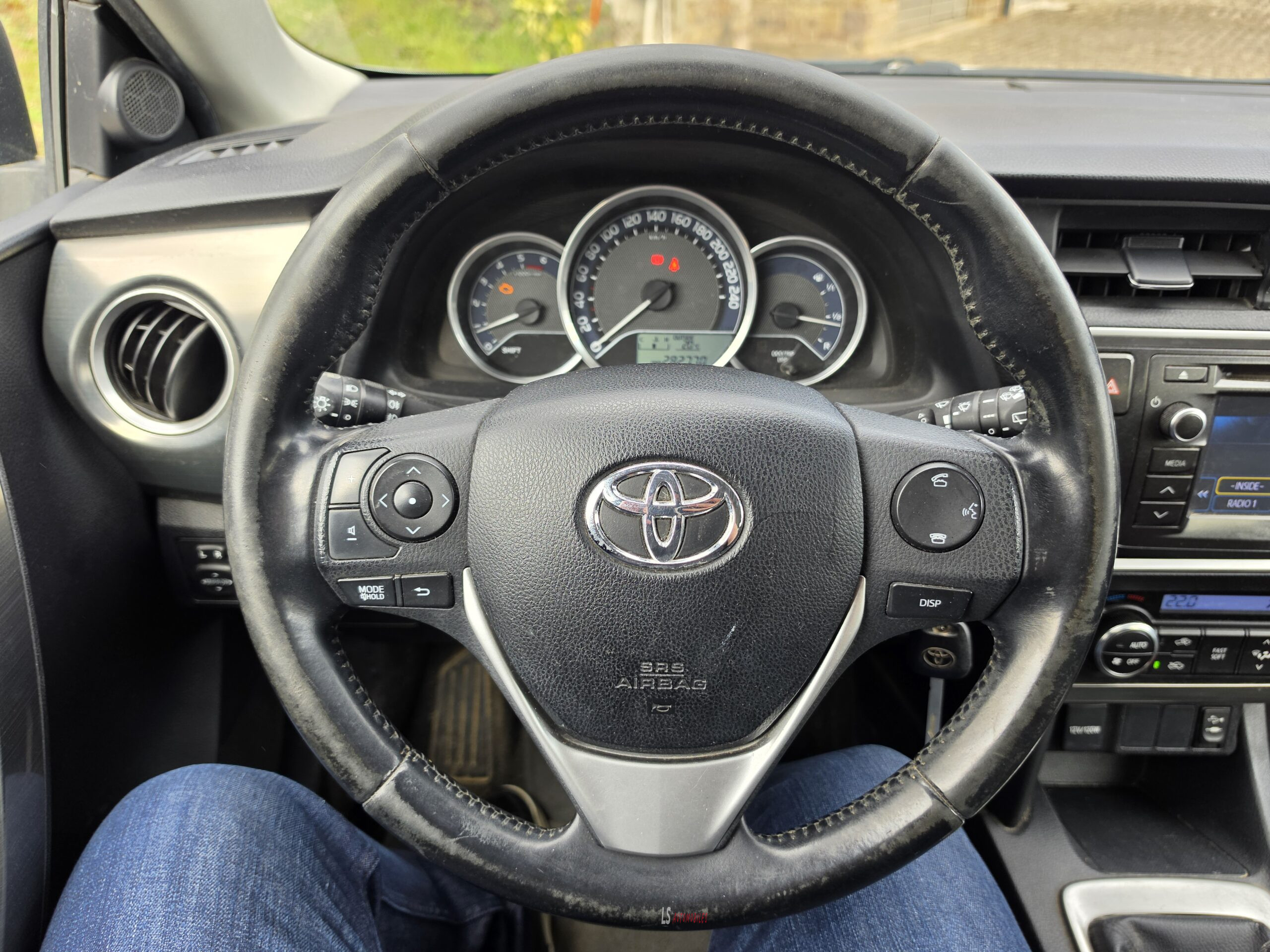 
								TOYOTA AURIS full									
