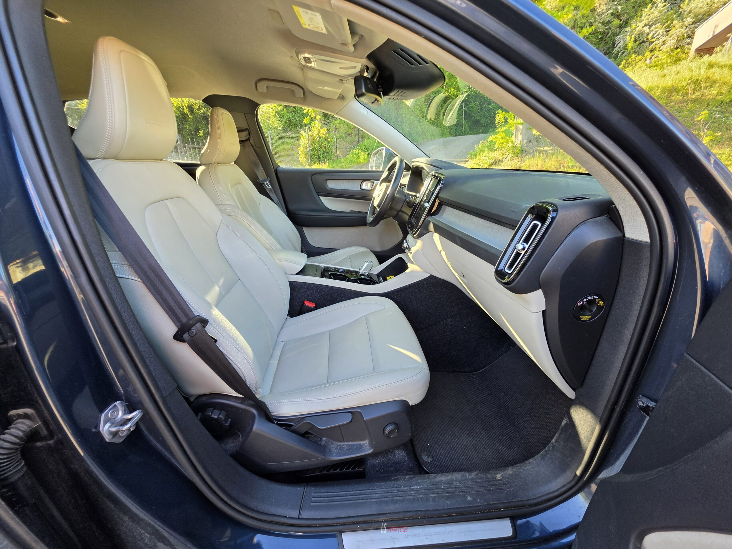 
								VOLVO XC40 D3 AWD INSCRIPTION full									