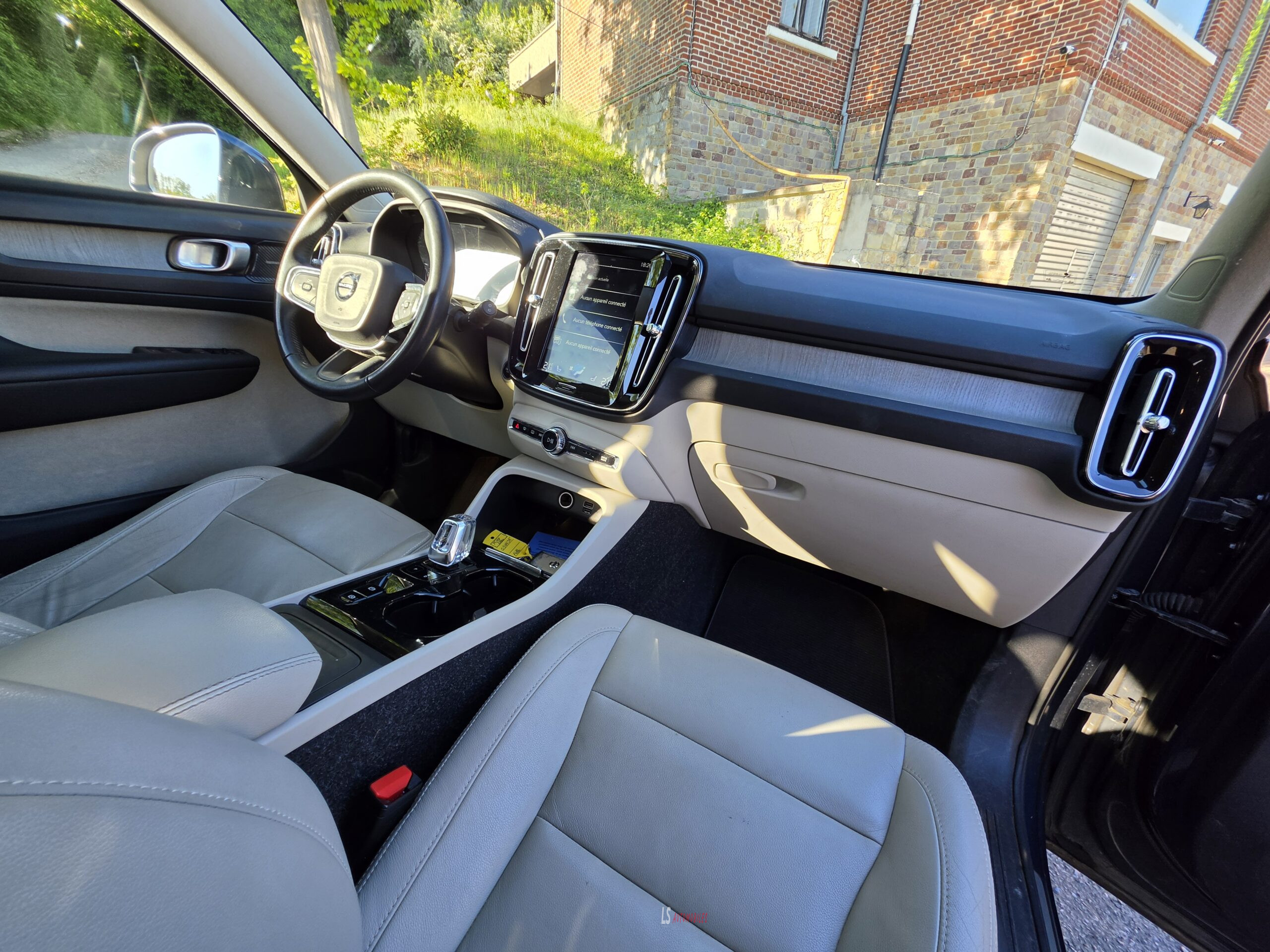 
								VOLVO XC40 D3 AWD INSCRIPTION full									