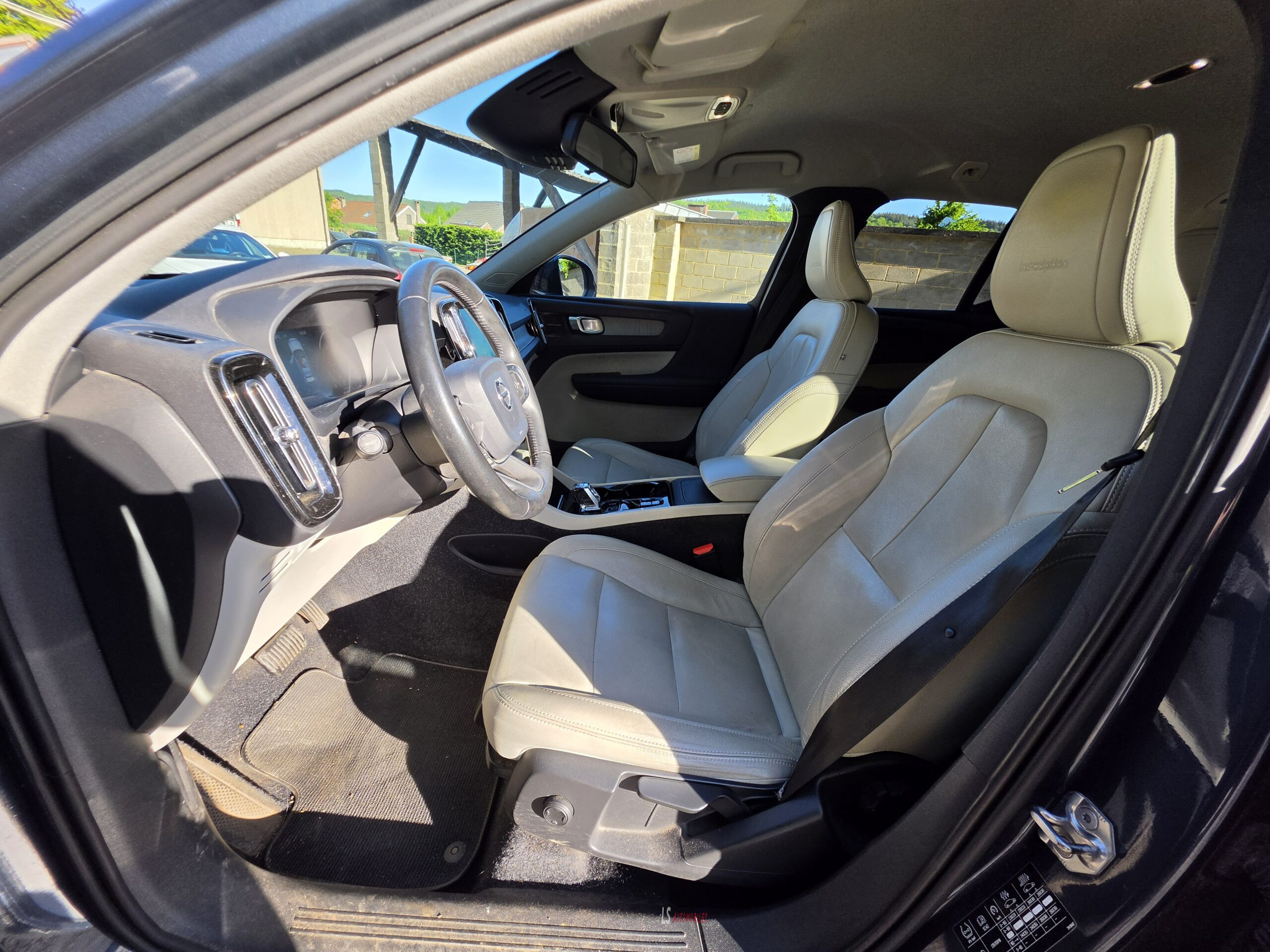 
								VOLVO XC40 D3 AWD INSCRIPTION full									