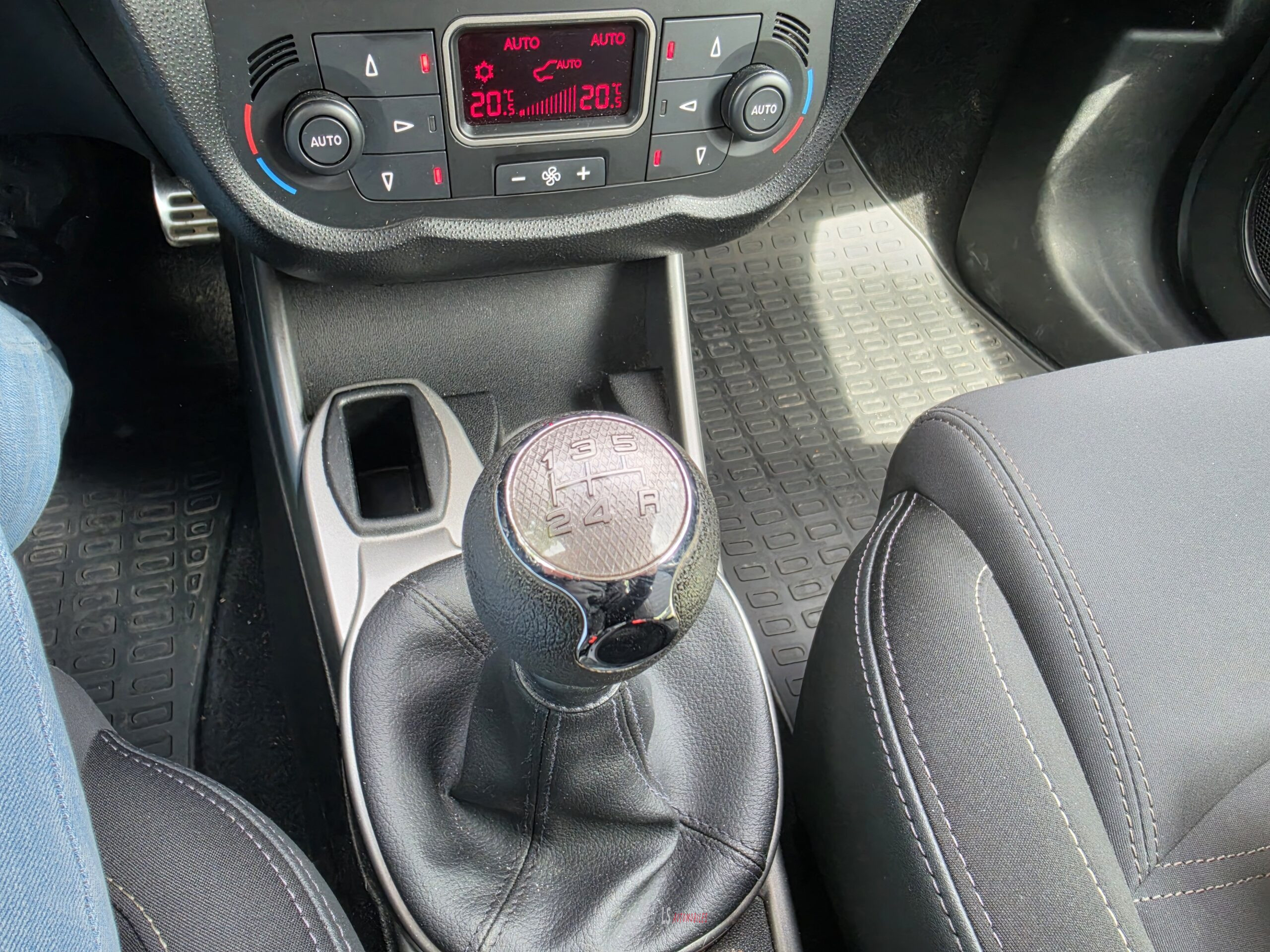 
								ALFA ROMEO MITO full									