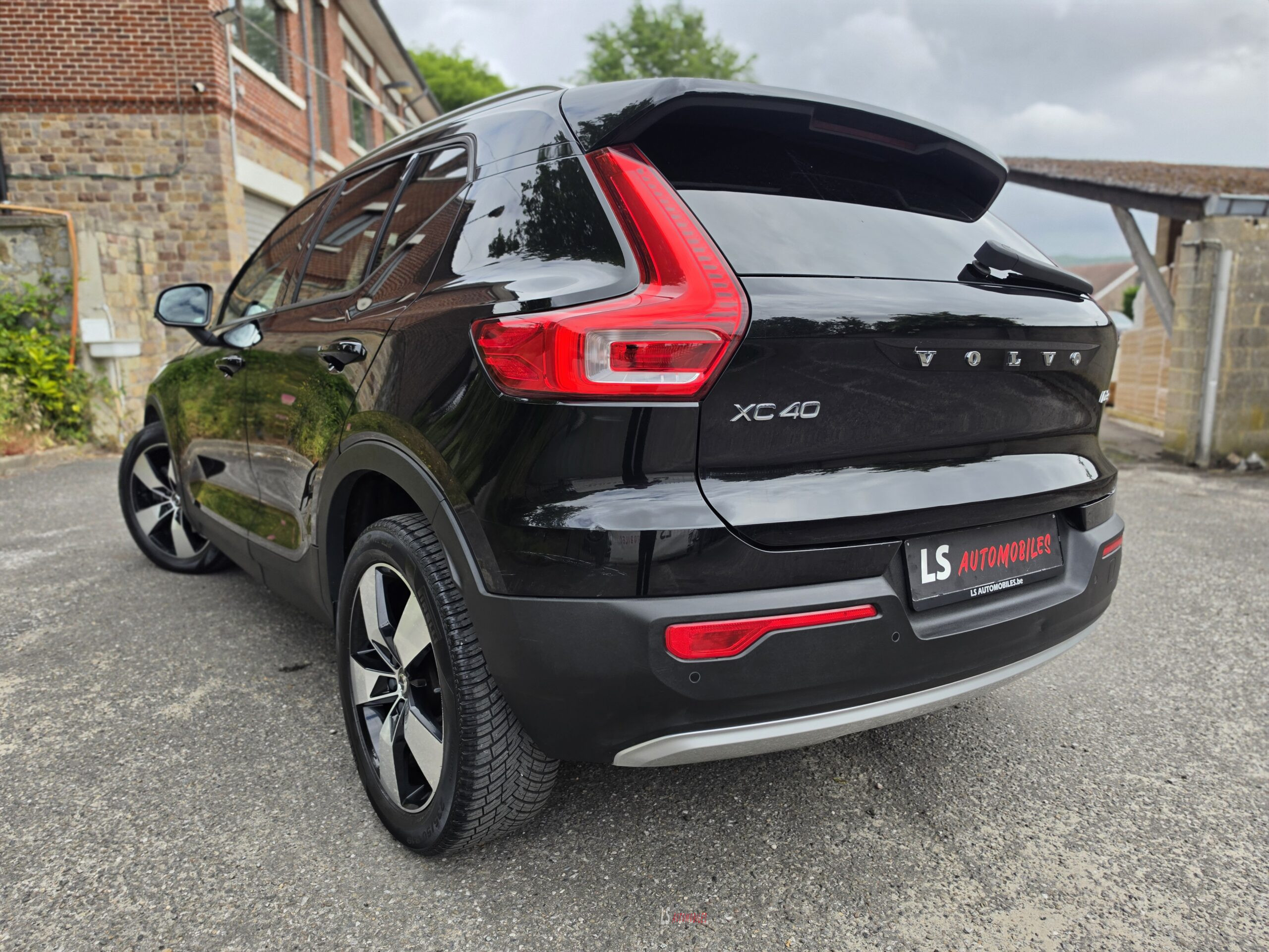 
								VOLVO XC40 D3 AWD full									