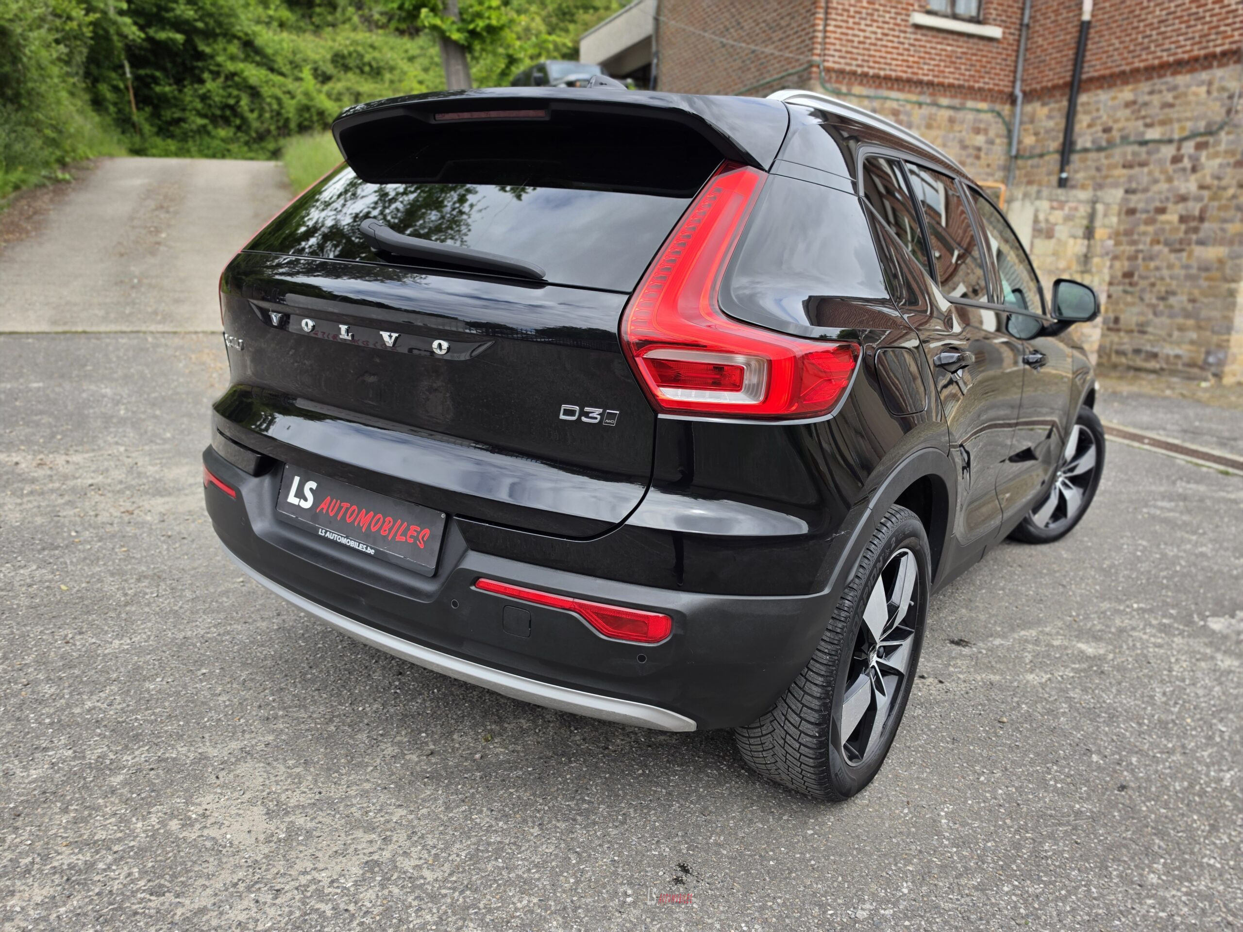 
								VOLVO XC40 D3 AWD full									
