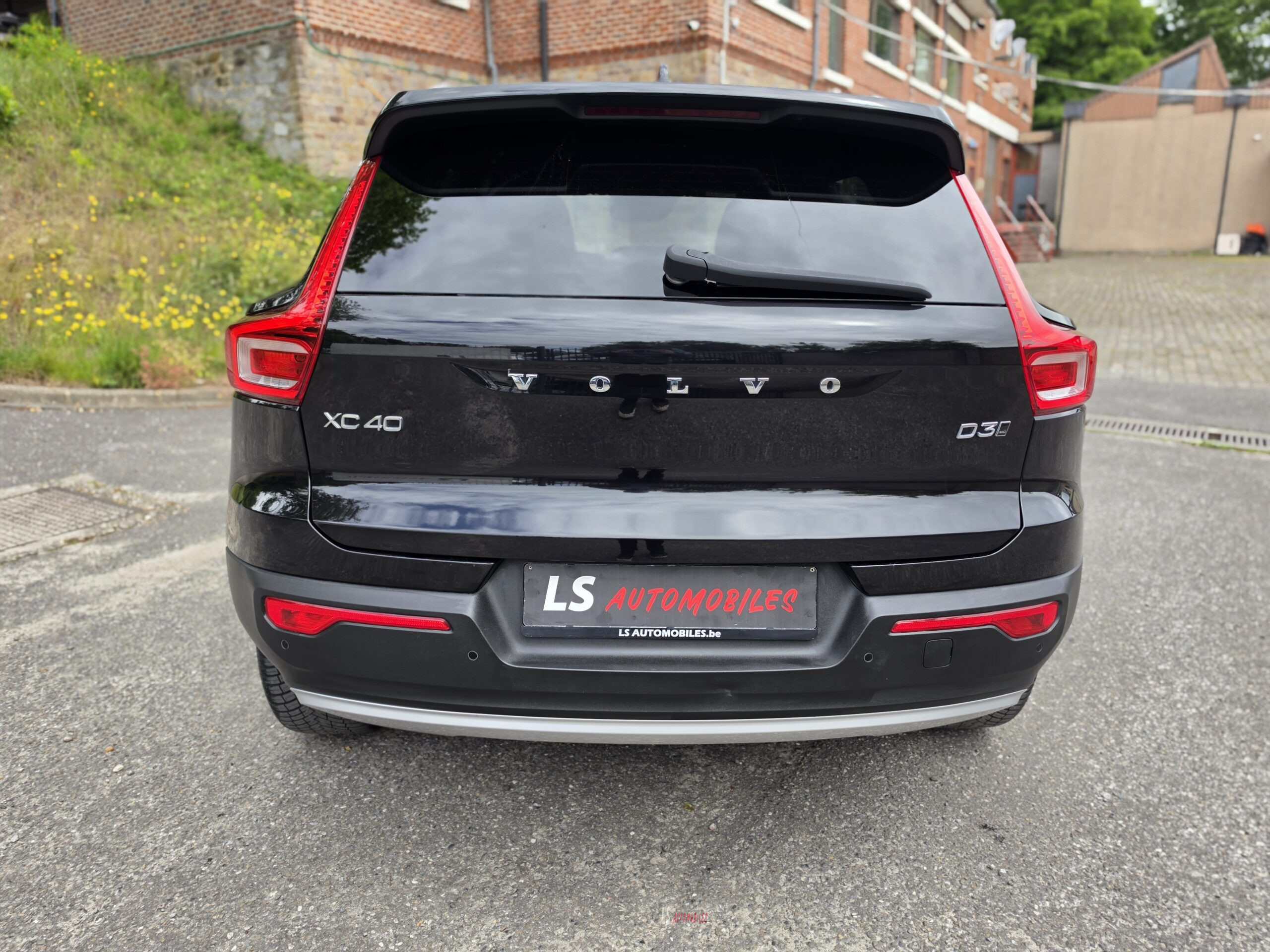 
								VOLVO XC40 D3 AWD full									