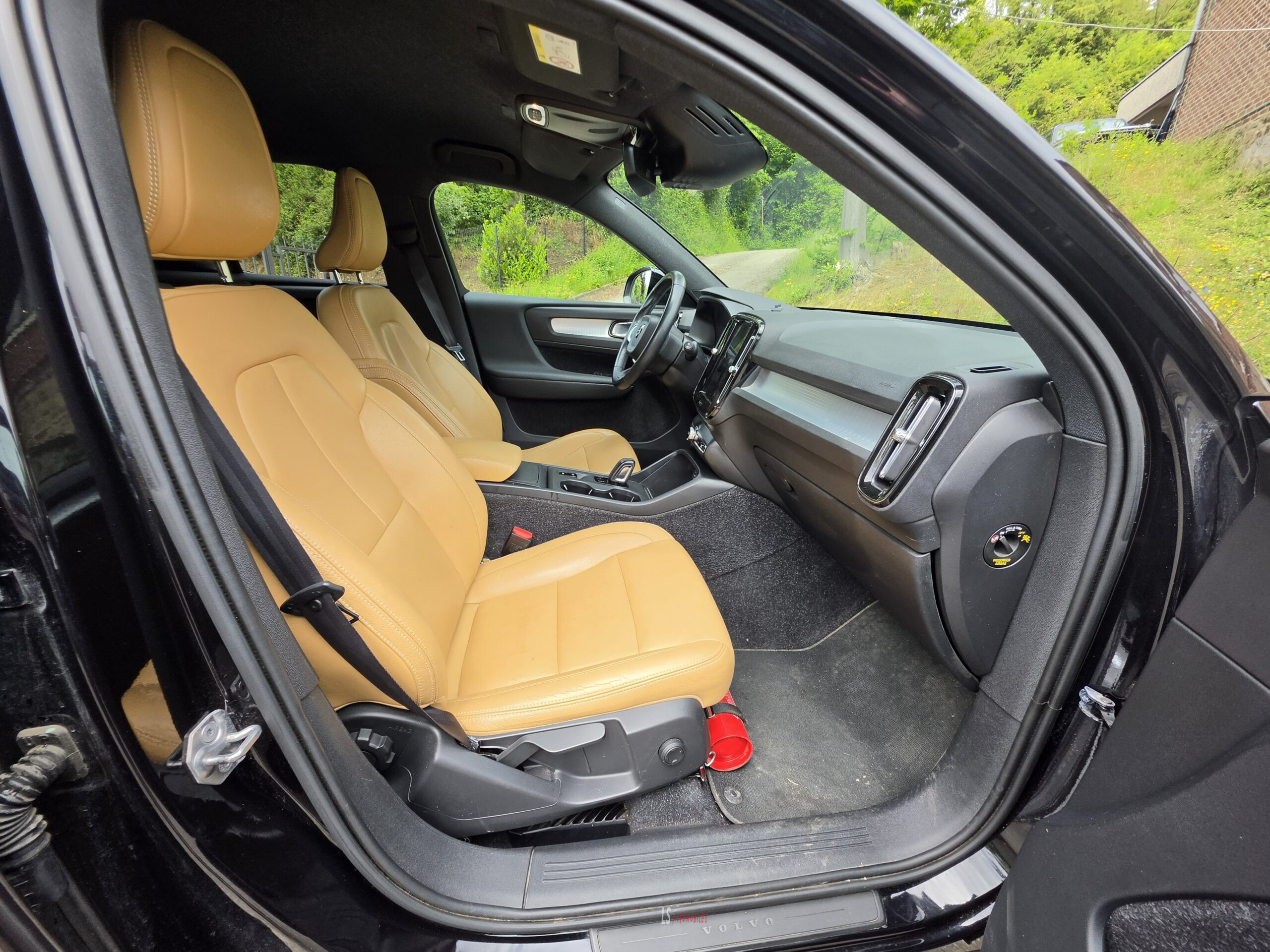 
								VOLVO XC40 D3 AWD full									