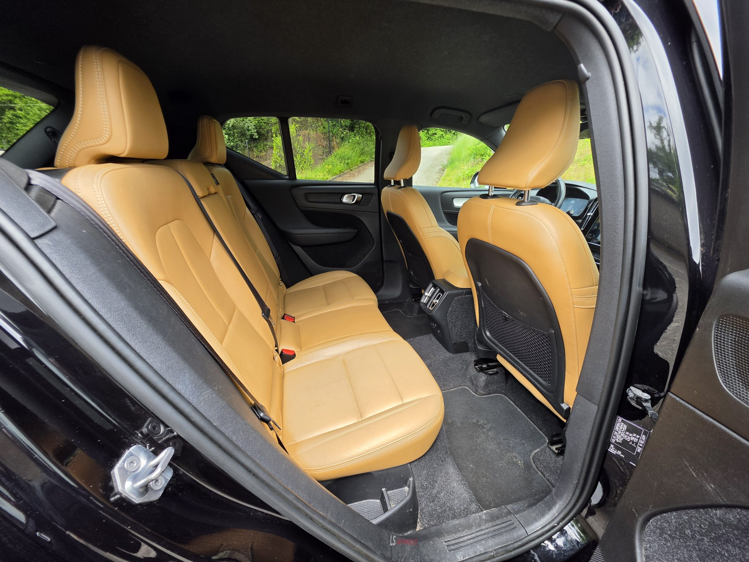 
								VOLVO XC40 D3 AWD full									