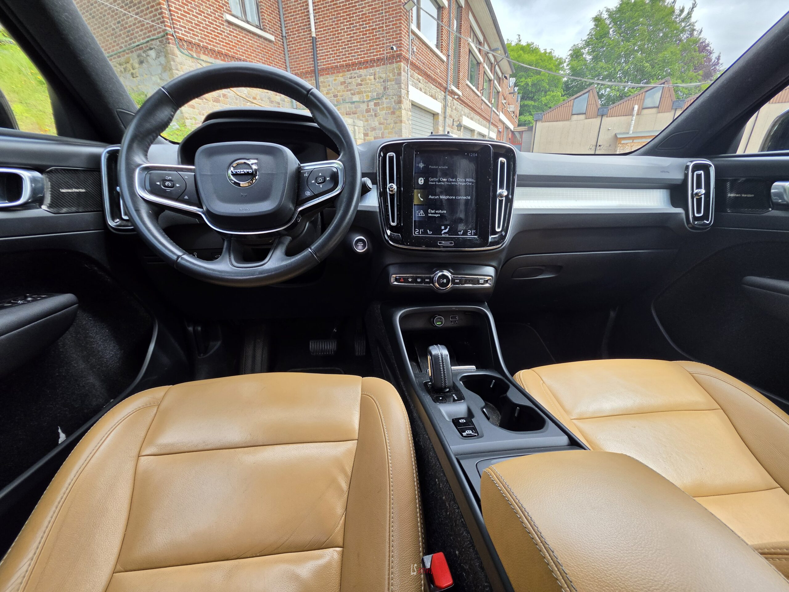 
								VOLVO XC40 D3 AWD full									