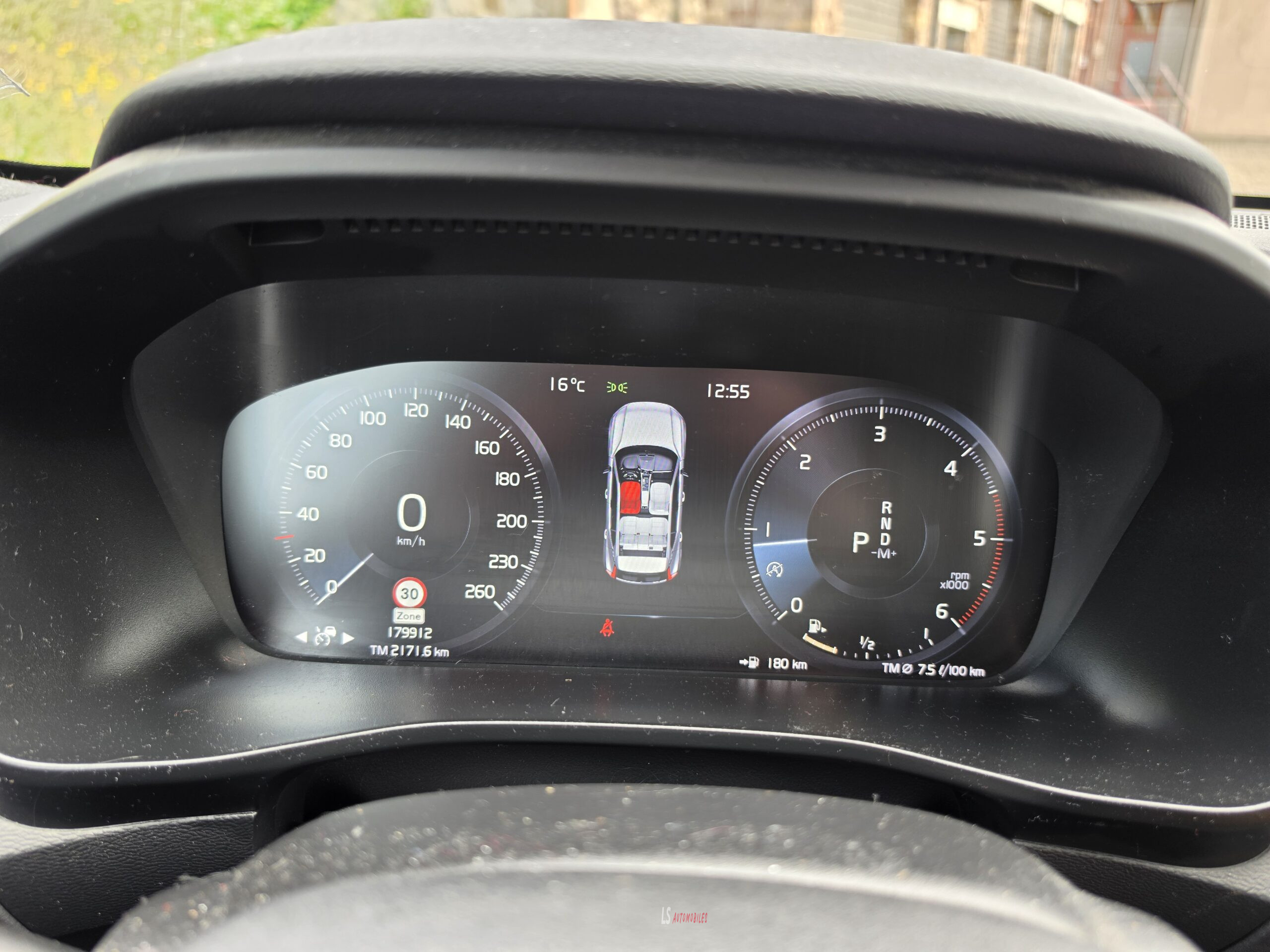 
								VOLVO XC40 D3 AWD full									