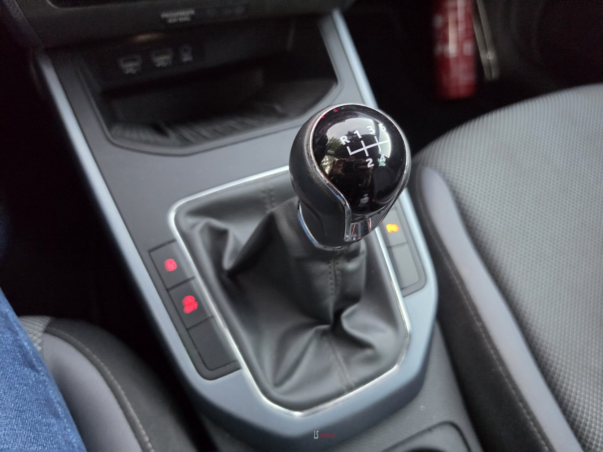 
								SEAT ARONA full									