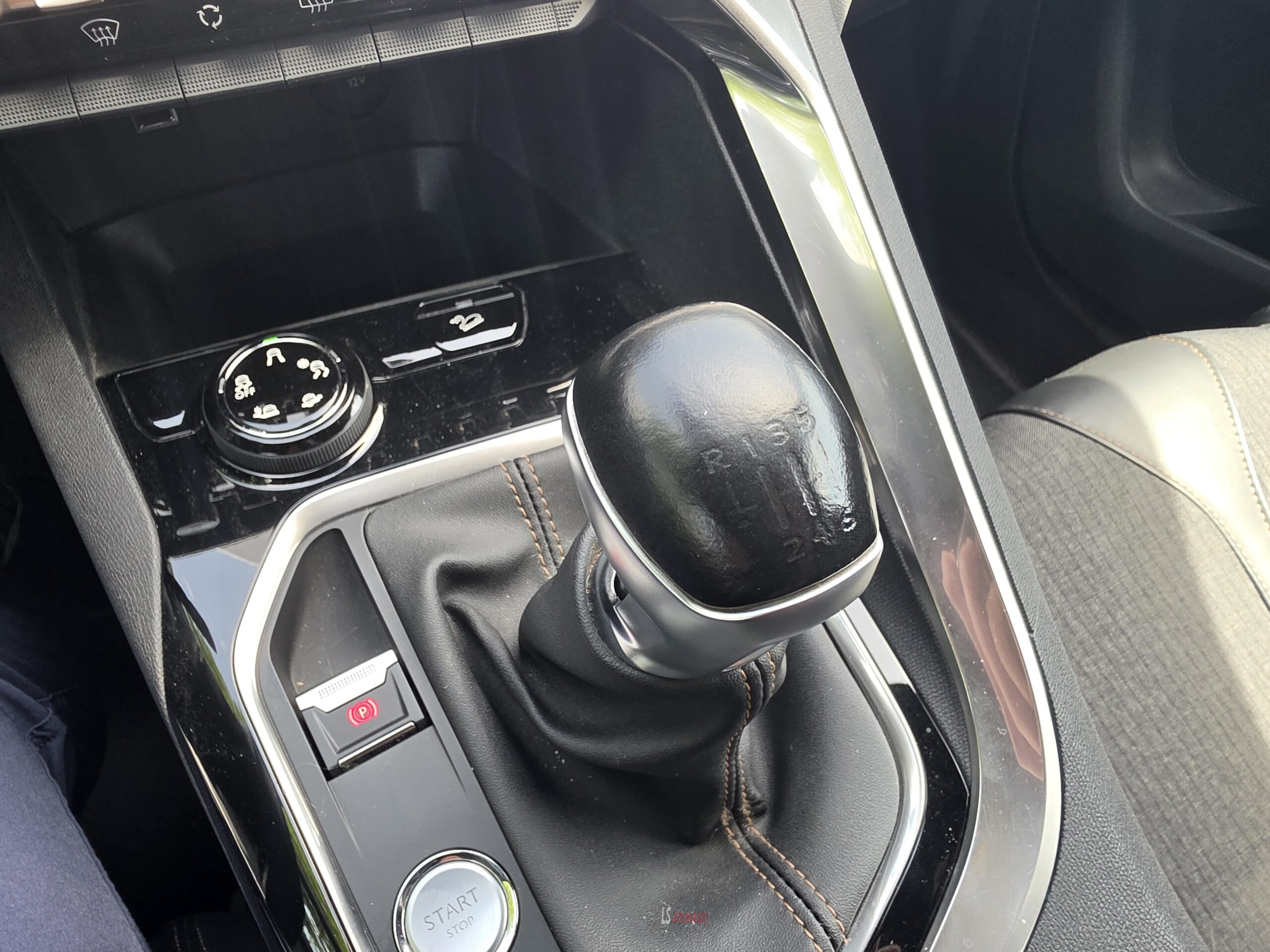 
								PEUGEOT 3008 GT-LINE full									
