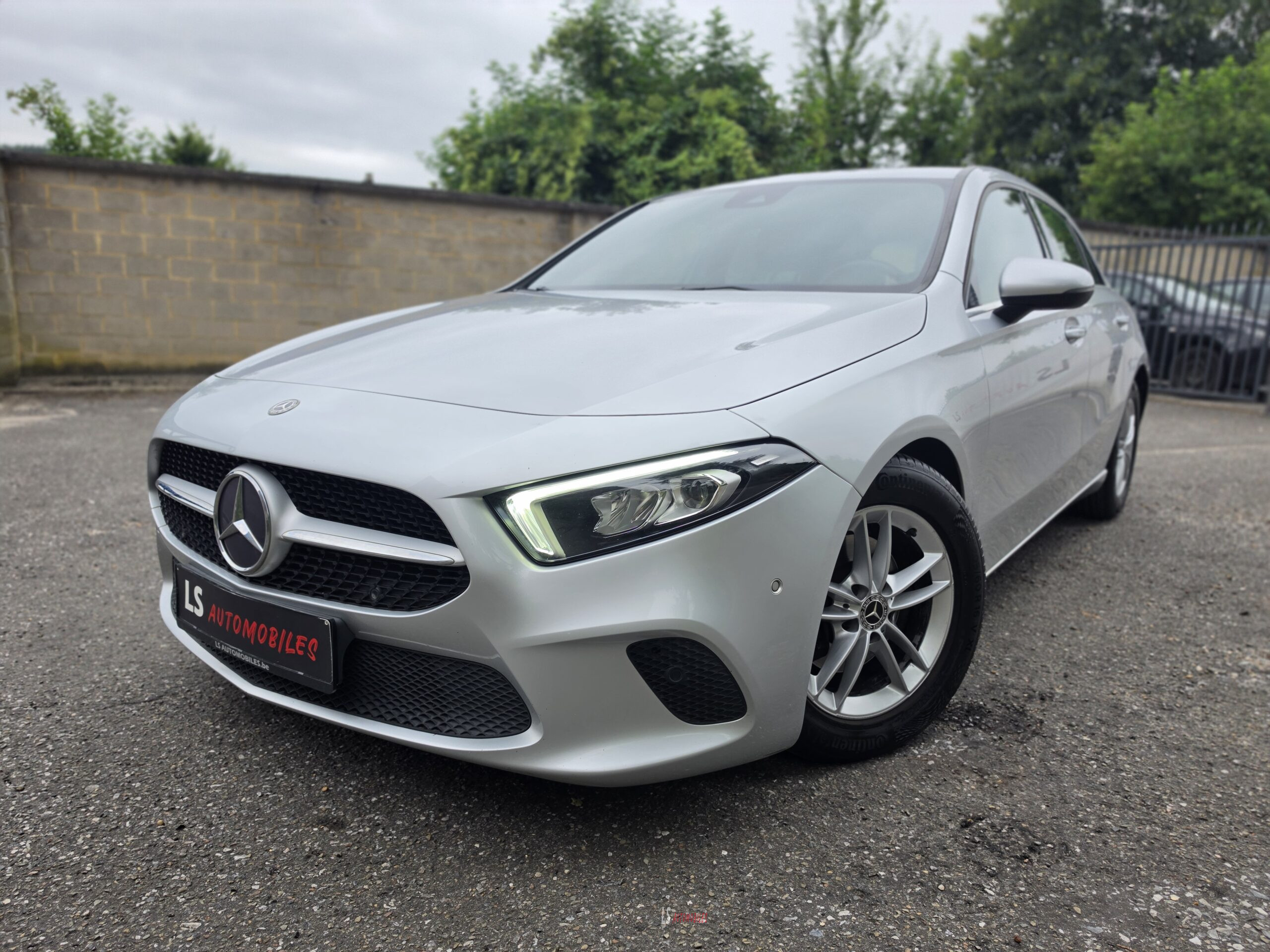 
								MERCEDES A180d AUTOMATIQUE full									