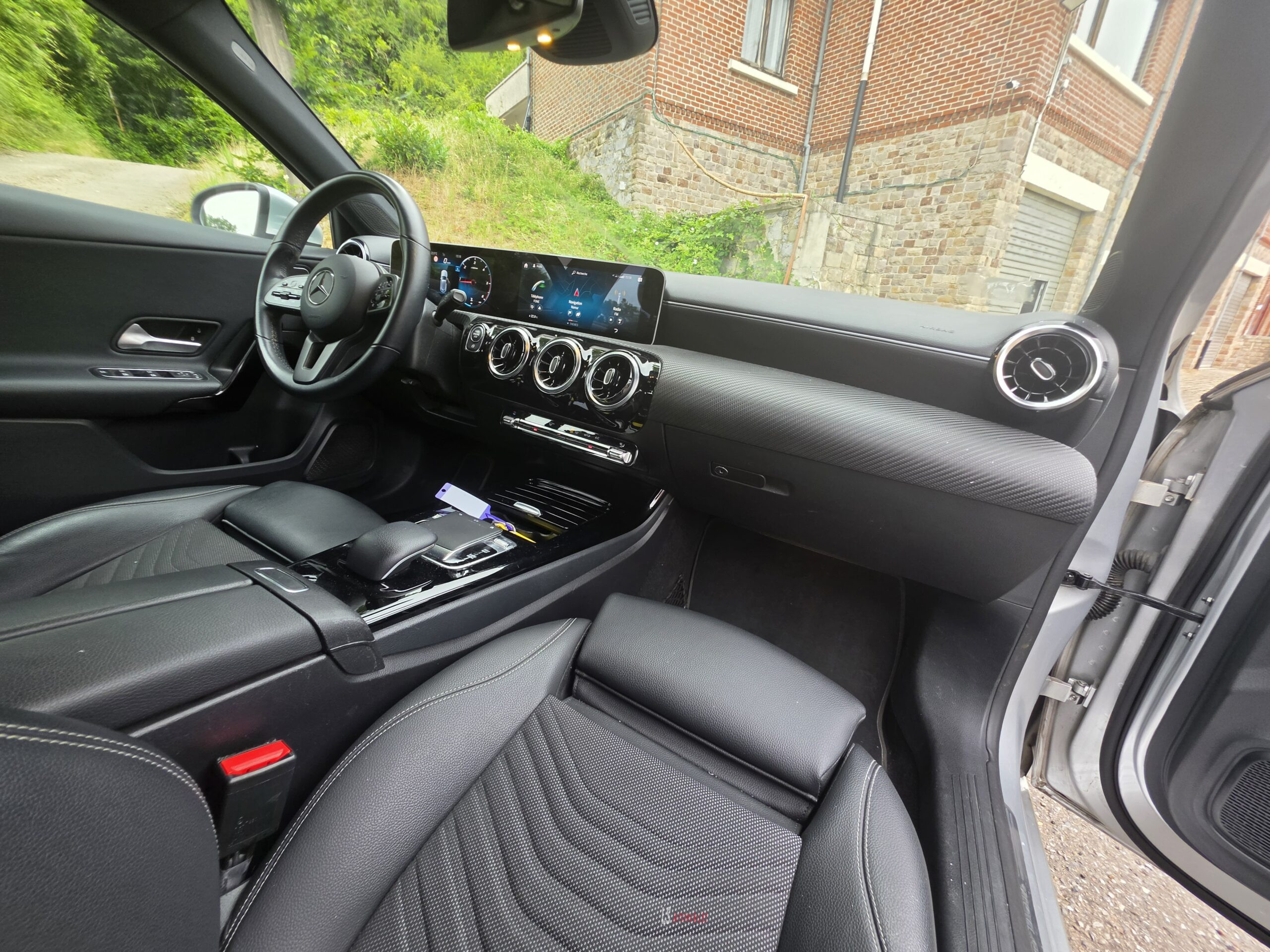 
								MERCEDES A180d AUTOMATIQUE full									