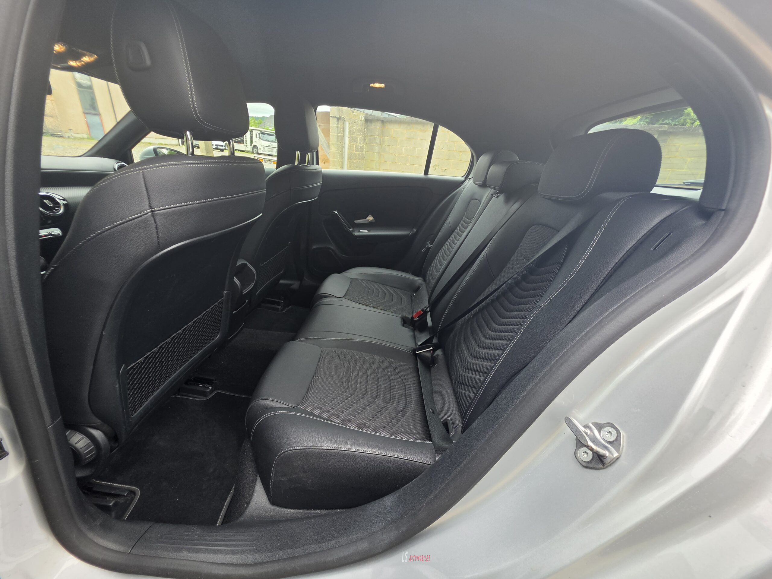 
								MERCEDES A180d AUTOMATIQUE full									