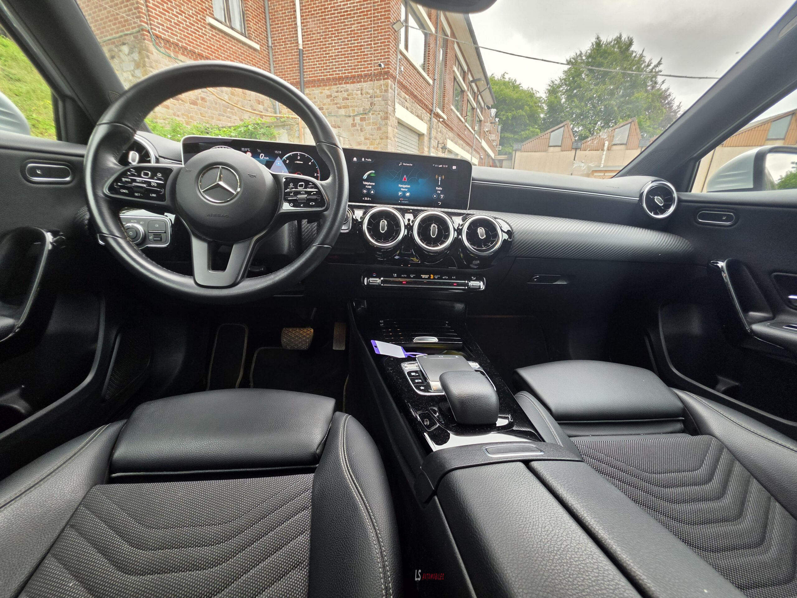 
								MERCEDES A180d AUTOMATIQUE full									