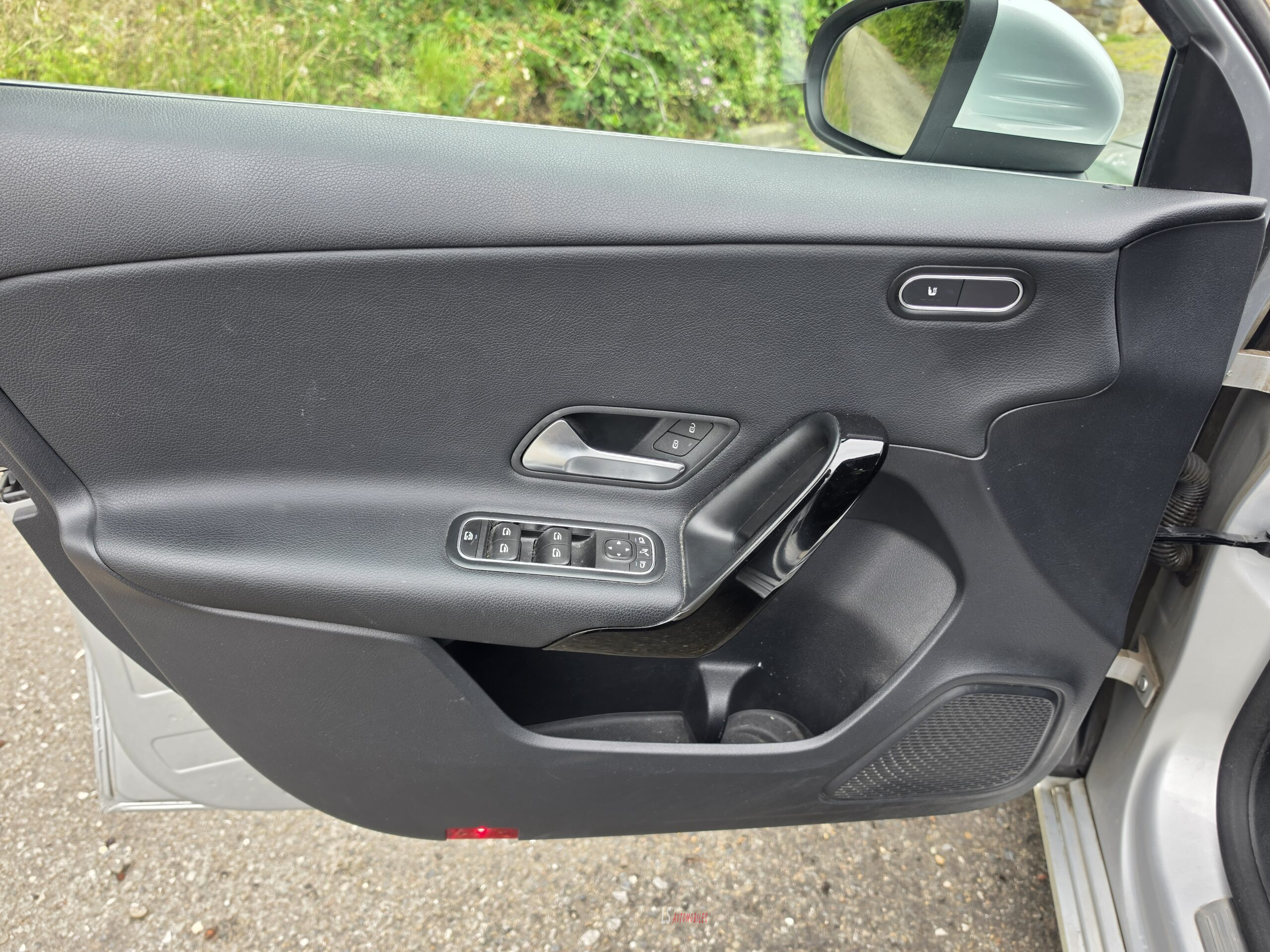 
								MERCEDES A180d AUTOMATIQUE full									
