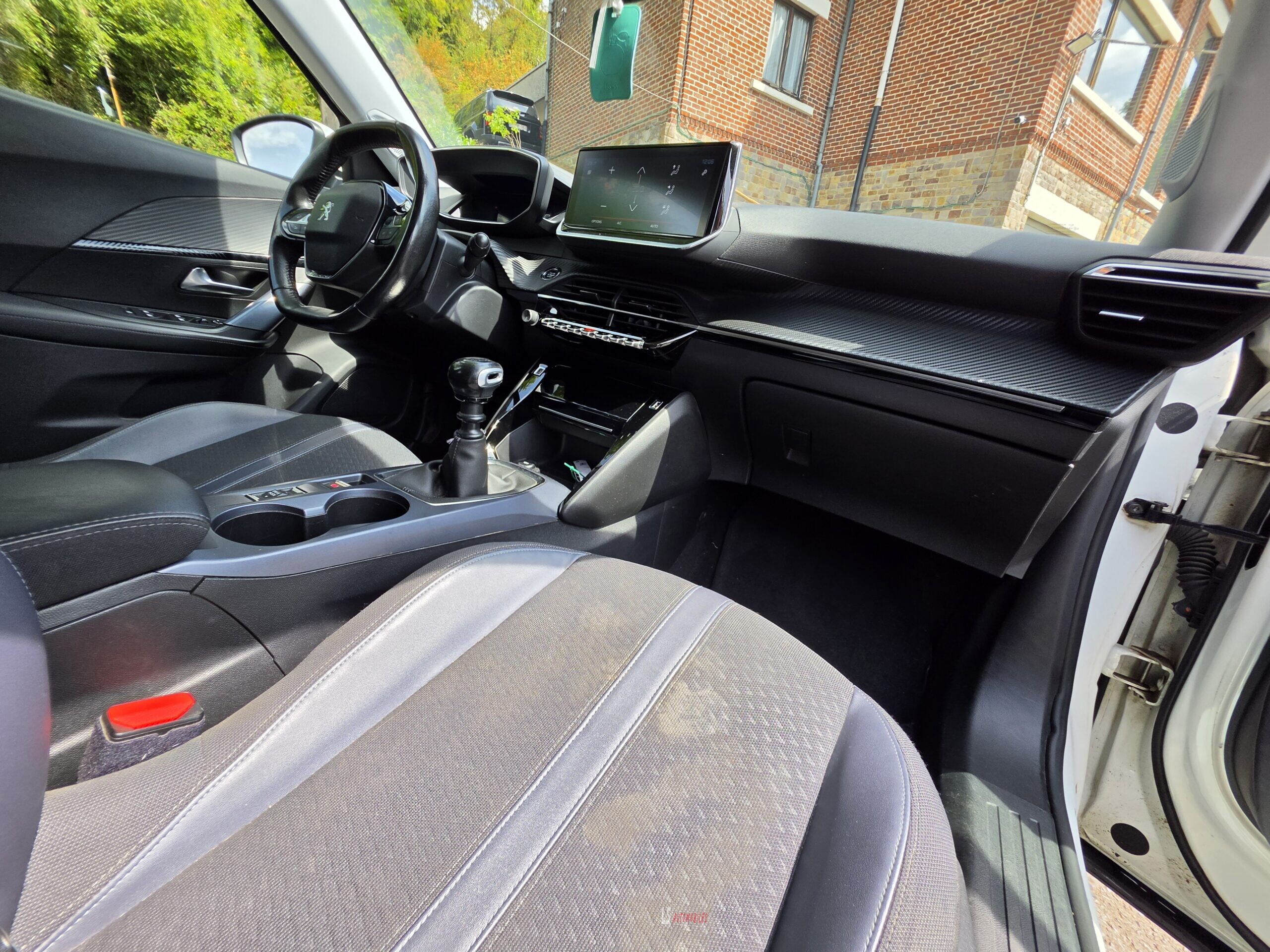 
								PEUGEOT 2008 full									