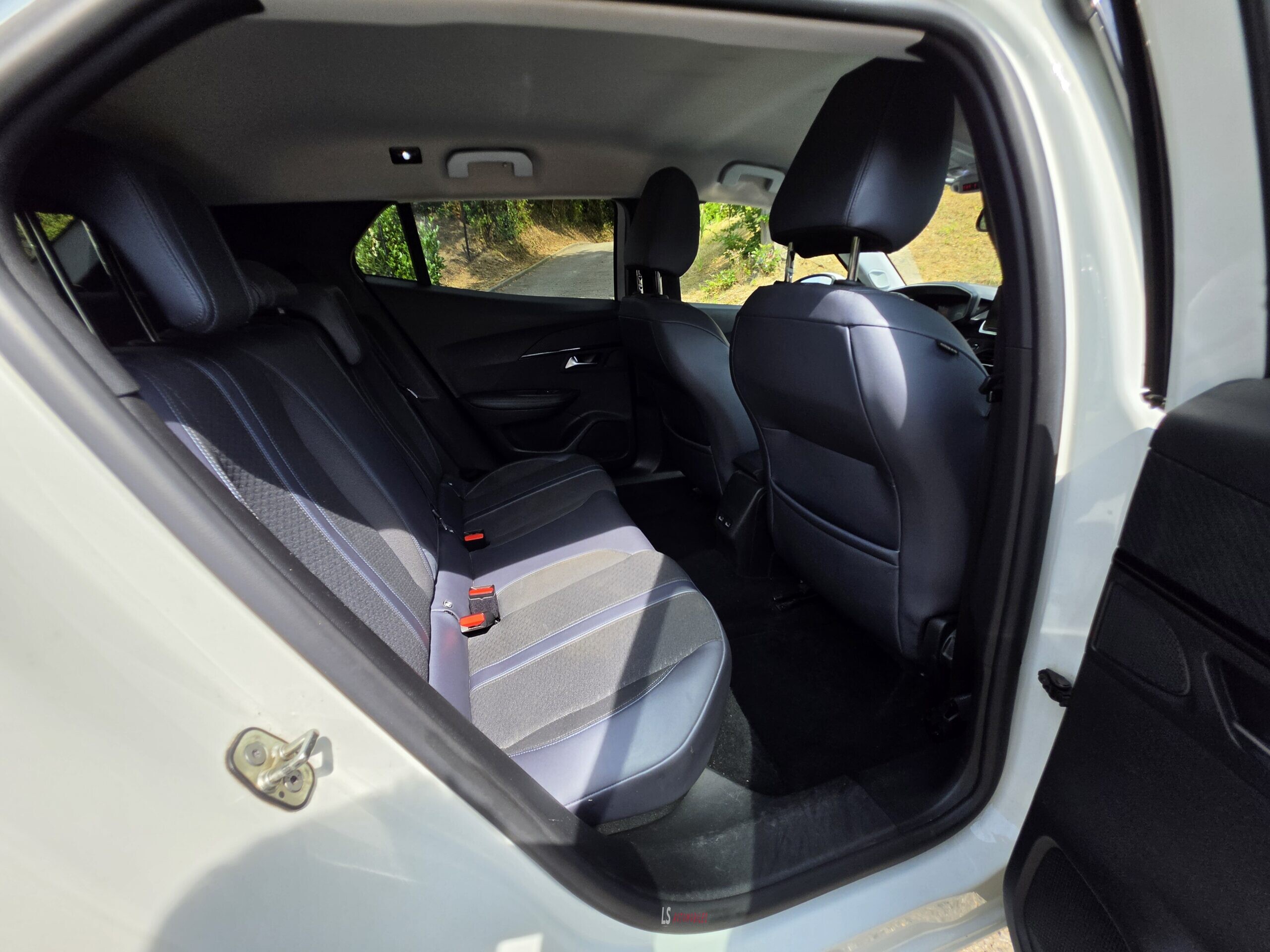 
								PEUGEOT 2008 full									