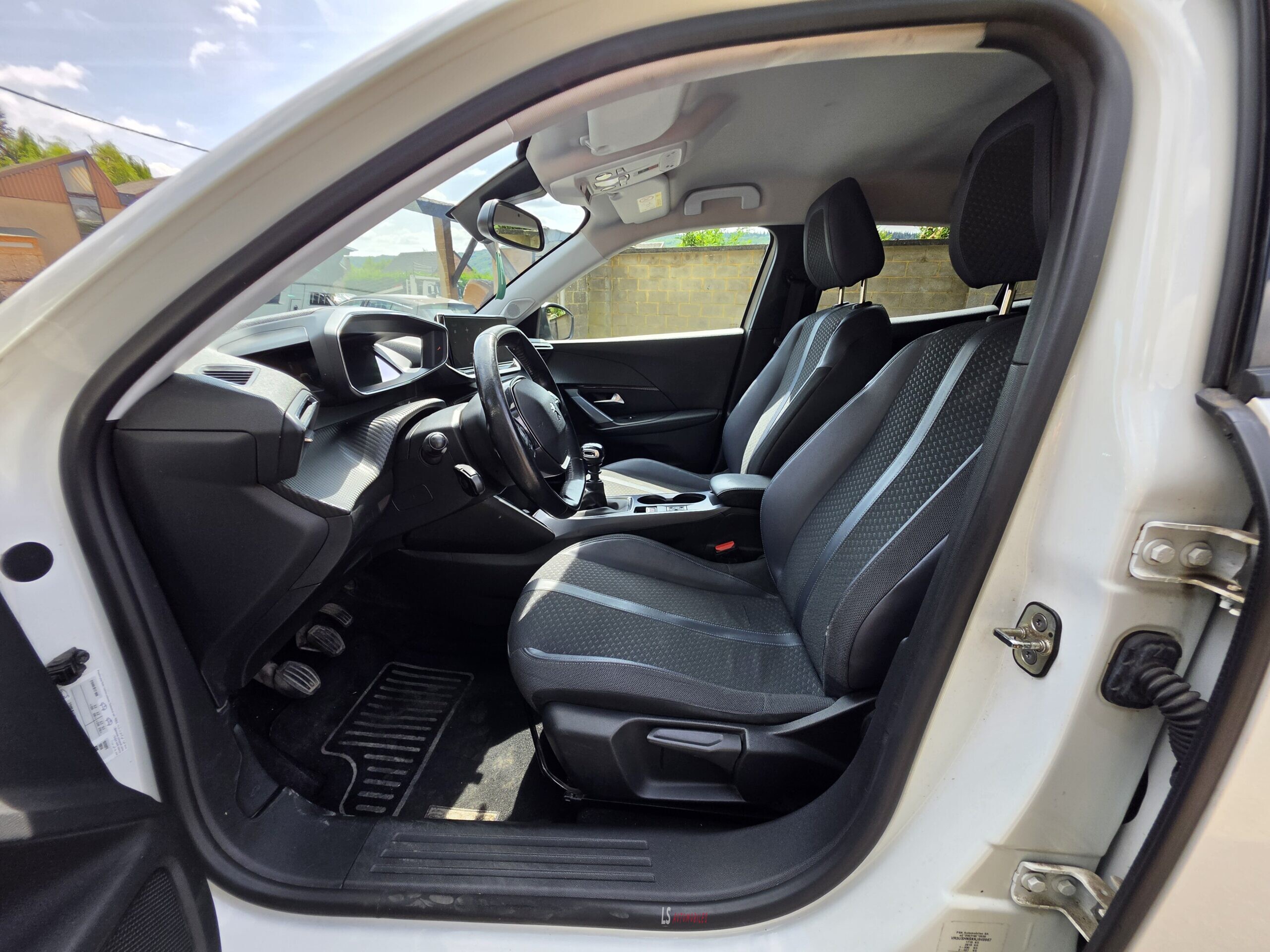 
								PEUGEOT 2008 full									