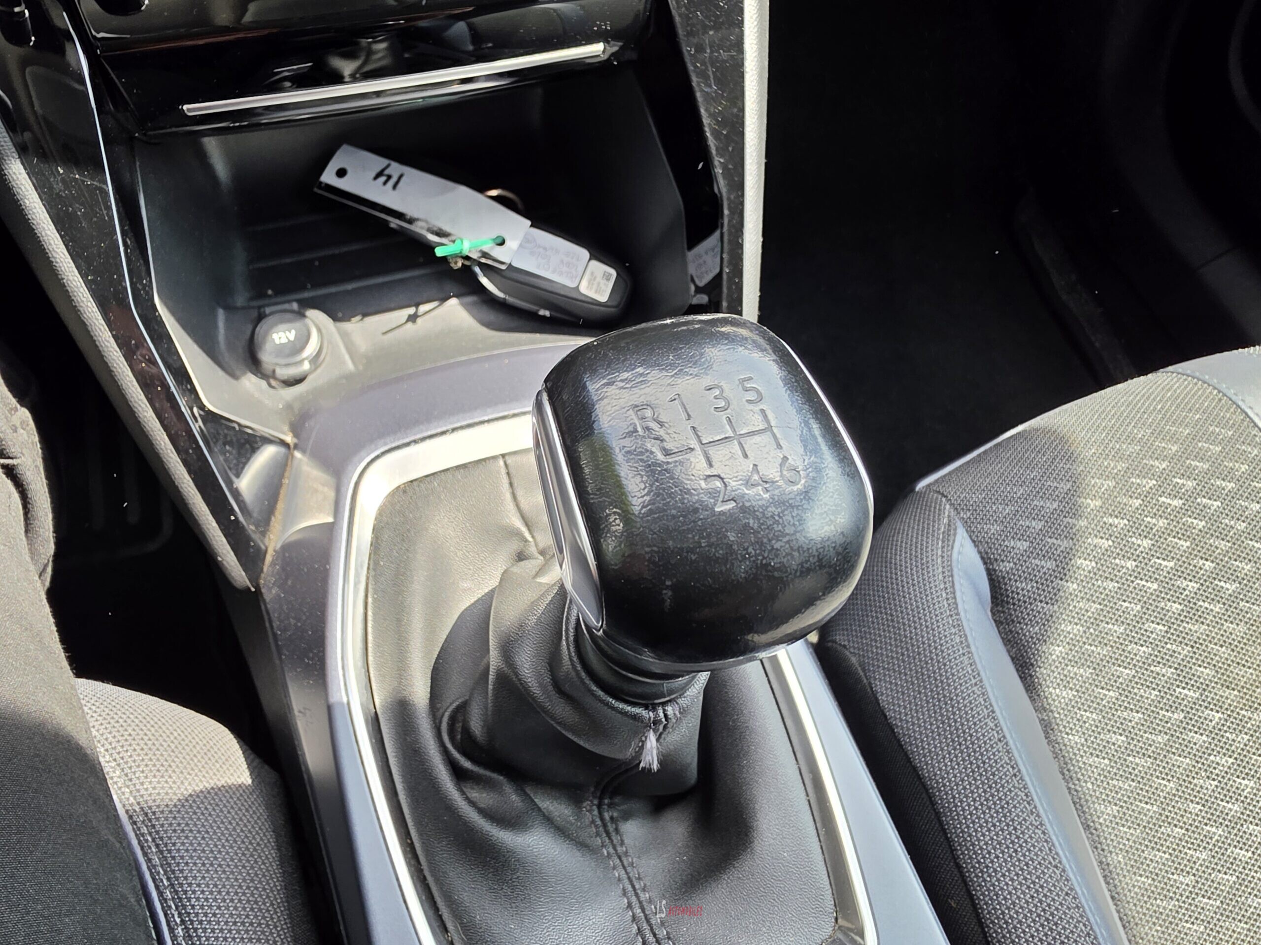 
								PEUGEOT 2008 full									